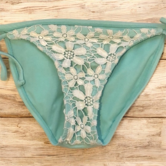 Xhilaration Other - Turquoise & Cream Knit Flower Front Bikini Bottoms